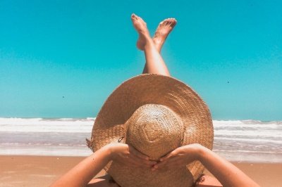 Gratis bij de zaak parkeren tijdens de vakantie? Vergeet het maar!